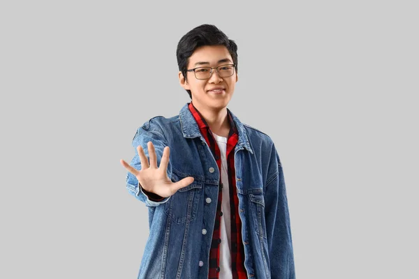 Jonge Aziatische Man Tonen Palm Licht Achtergrond — Stockfoto