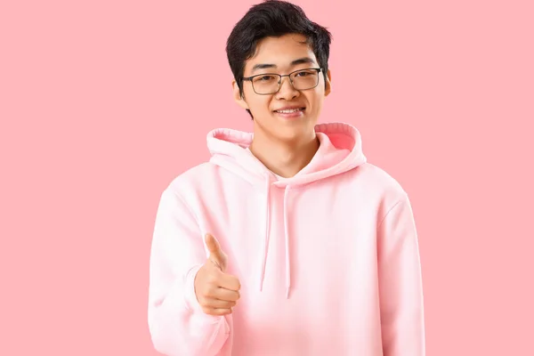 Mladý Asijský Muž Ukazující Palec Nahoru Růžovém Pozadí — Stock fotografie