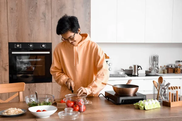 Ung Asiatisk Mann Skjære Tomater Kjøkkenet – stockfoto