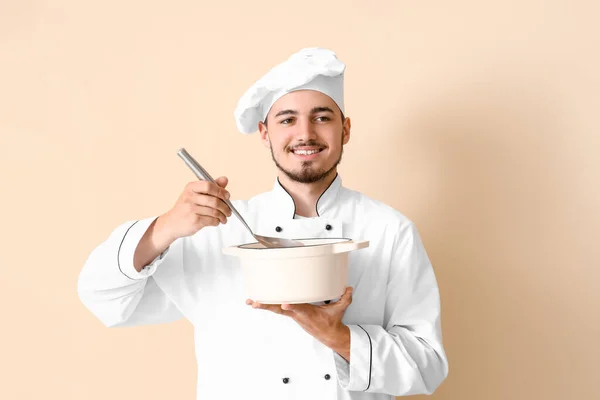 Chef Masculino Con Cucharón Olla Sobre Fondo Beige — Foto de Stock