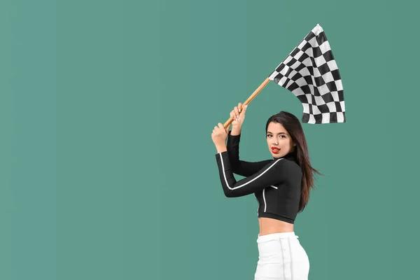 Vacker Ung Kvinna Med Racing Flagga Grön Bakgrund — Stockfoto