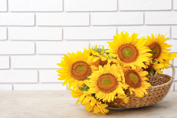 Weidenkorb Mit Schönen Sonnenblumen Auf Weißem Tisch — Stockfoto