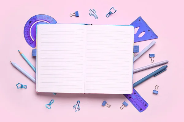 ピンクの背景に異なる文房具を備えたノートブック — ストック写真