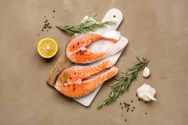 Board Raw Salmon Steaks Different Spices Brown Background — Stock Photo, Image
