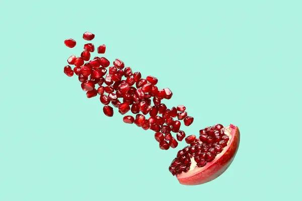 Fliegender Frischer Granatapfel Mit Samen Auf Türkisfarbenem Hintergrund — Stockfoto