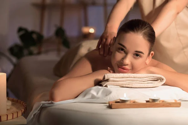 Mooie Jonge Vrouw Het Hebben Van Massage Spa Salon — Stockfoto