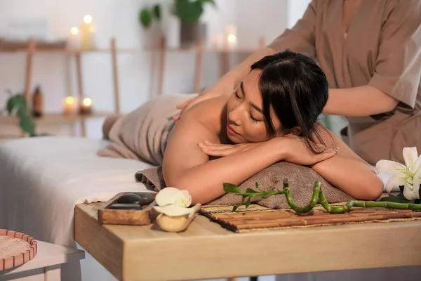 Vrij Jong Aziatisch Vrouw Having Massage Spa Salon — Stockfoto
