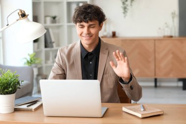 Delikanlının evde iş görüşmesi var.