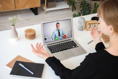 Evde iş görüşmesi yapan genç bir kadın, yakın plan.