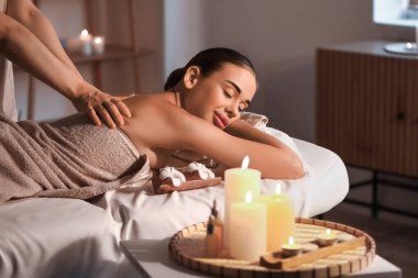 Güzeller güzeli genç bir kadın masaj yaptırıyor.