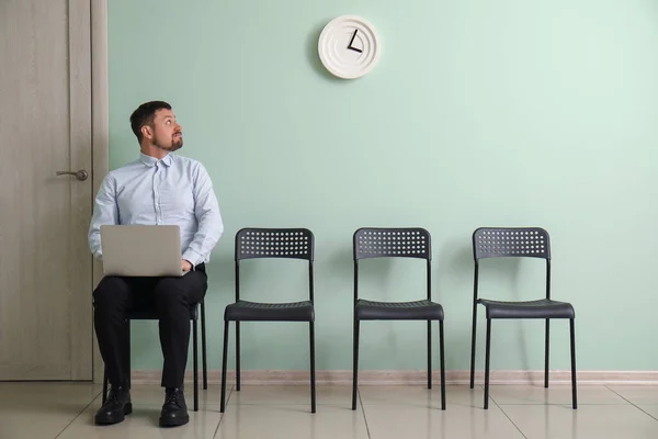 Männliche Bewerberin Mit Laptop Wartet Auf Vorstellungsgespräch Zimmer — Stockfoto