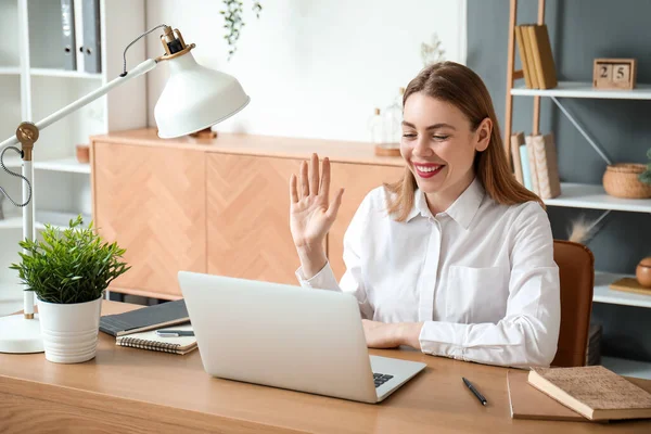 Evde iş görüşmesi yapan genç bir kadın.