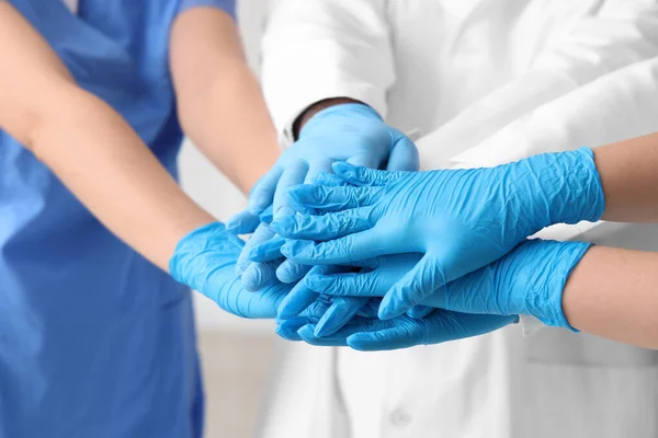 Médicos Luvas Médicas Colocando Mãos Juntas Clínica Close — Fotografia de Stock