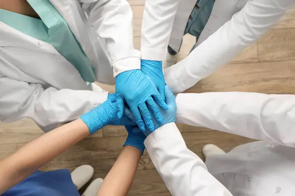 Médicos Luvas Médicas Colocando Mãos Juntas Clínica Vista Superior — Fotografia de Stock