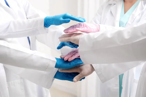 Læger Medicinske Handsker Sætte Hænder Sammen Klinikken Closeup - Stock-foto