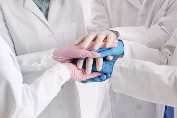 Médicos Luvas Médicas Colocando Mãos Juntas Clínica Close — Fotografia de Stock
