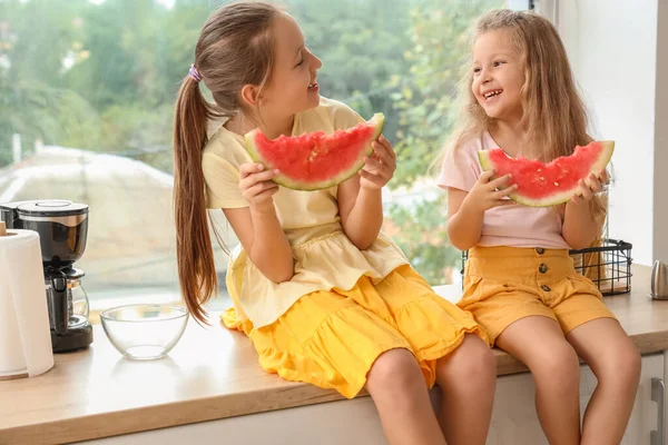 Счастливые Маленькие Девочки Свежим Арбузом Сидят Столом Кухне — стоковое фото