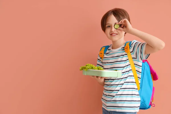 Sırt Çantalı Yemek Çantalı Mutlu Küçük Çocuk — Stok fotoğraf