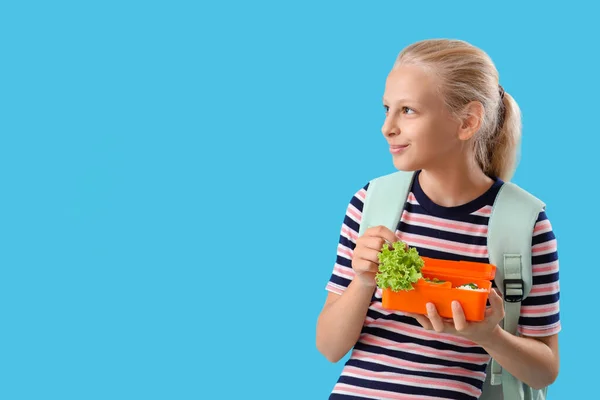 Sırt Çantası Mavi Arka Planda Beslenme Çantası Olan Mutlu Kız — Stok fotoğraf