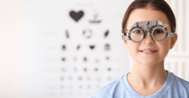 Klinikte göz testi yapılan küçük bir kız.