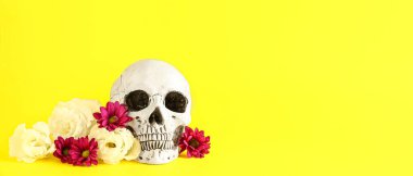 Sarı arkaplanda güzel çiçekli insan kafatası ve metin için boşluk