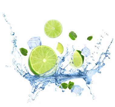 Soğuk buz, nane ve beyaz arka planda serpiştirilmiş taze su ile sulu ve sulu bir limon.