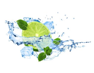 Soğuk buz, nane ve beyaz arka planda serpiştirilmiş taze su ile sulu ve sulu bir limon.