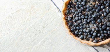 Açık arkaplanda leziz yaban mersinli turta ve metin için boşluk