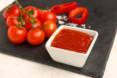 Arka planda leziz domates ezmesi olan bir kase, yakın plan.