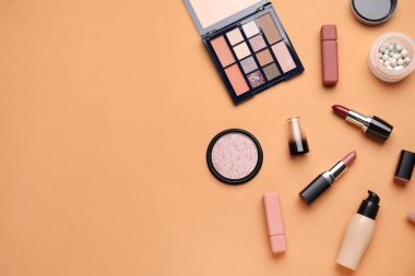 Bej arka planda ruj ve süngerli dekoratif kozmetik ürünler