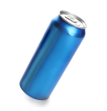 Beyaz arka planda mavi kutu taze soda izole edilmiş.
