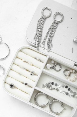 Beyaz arka planda şık mücevherleri olan açık organizatör