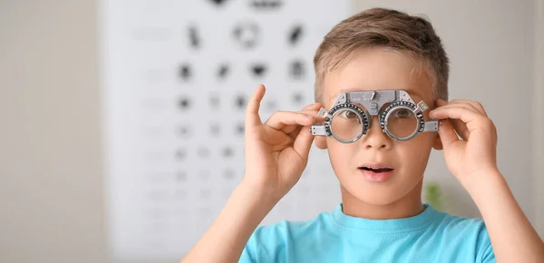 Zaskoczony Mały Chłopiec Poddany Badaniu Wzroku Klinice — Zdjęcie stockowe