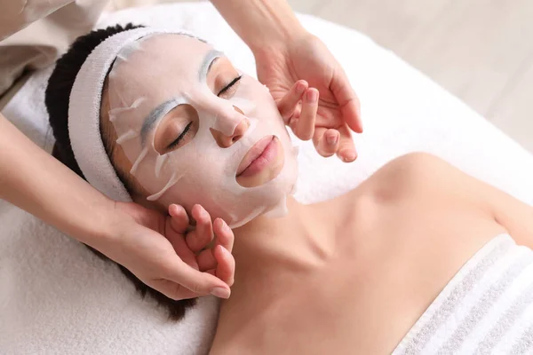Cosmetologist Applying Sheet Mask Young Woman Face Salon Closeup — Stock Photo, Image