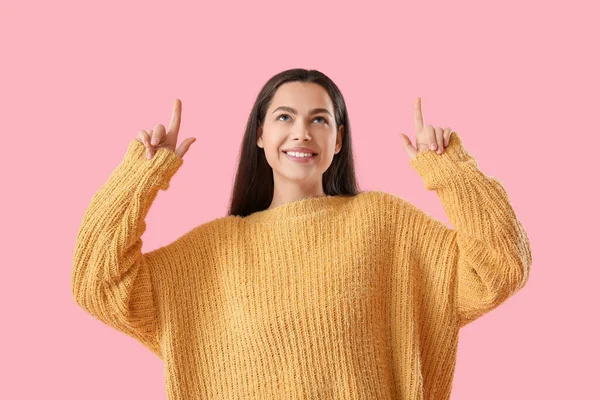 Beautiful Young Woman Pointing Something Pink Background — Stock Photo, Image
