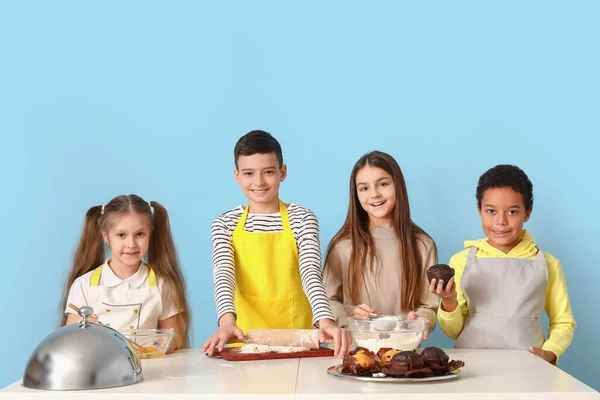 Groupe Petits Enfants Pendant Les Cours Cuisine Sur Fond Bleu — Photo
