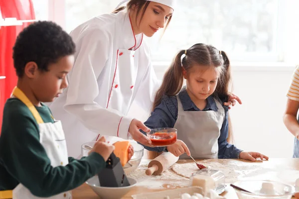 Female Chef Group Little Children Preparing Pizza Cooking Class Kitchen — Stock Photo, Image