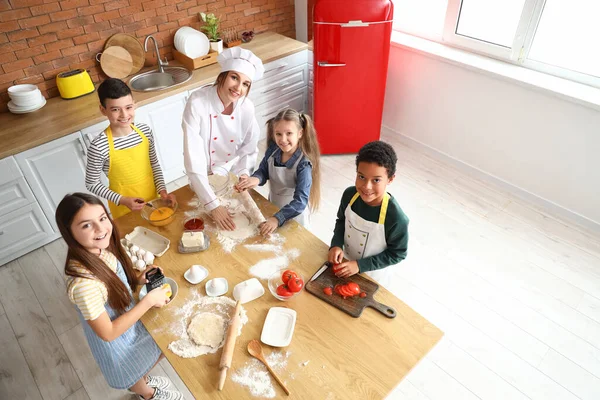 Chef Femelle Avec Groupe Petits Enfants Préparant Une Pizza Pendant — Photo