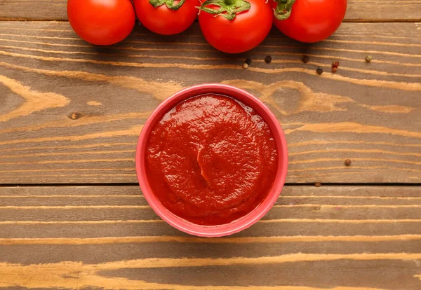 Bowl Tasty Tomato Paste Wooden Background — Stock Photo, Image