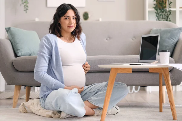 Молодая Беременная Женщина Работает Ноутбуком Дому — стоковое фото