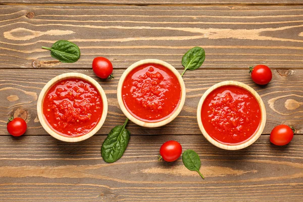 Mangkuk Dengan Saus Tomat Lezat Dan Sayuran Segar Latar Belakang — Stok Foto