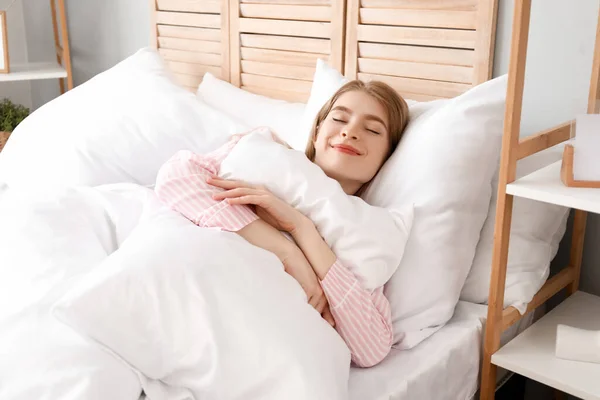 Ung Kvinna Sover Kuddar Sängen — Stockfoto