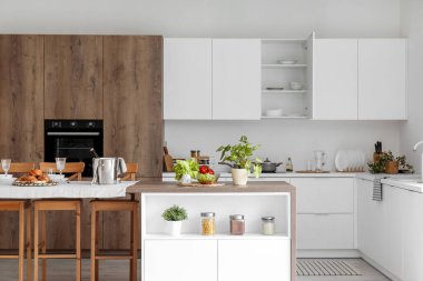 Ada masası akşam yemeği için servis edilen modern mutfağın içi.