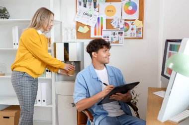 ofiste çalışan grafik tasarımcıları