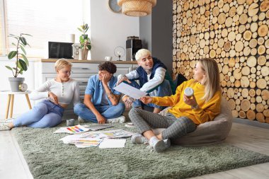 Ofiste çalışan grafik tasarımcı takımı