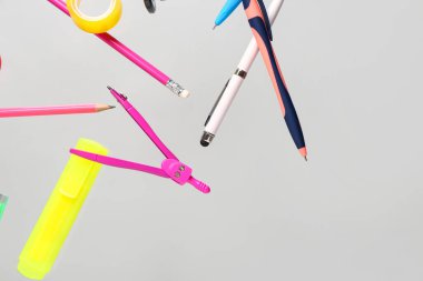 Gri arkaplanda uçan kırtasiye