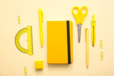 Bej arka planda farklı okul kırtasiyesi ve defter