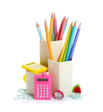 Beyaz arkaplanda renkli kalemler ve kırtasiye ile tutucu