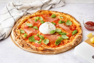 Hafif arka planda Burrata peynirli lezzetli pizza.