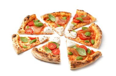 Beyaz arka planda Burrata peyniri olan lezzetli pizzalar.
